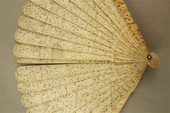 A Chinese export ivory brise fan, 19th century, 19cm.